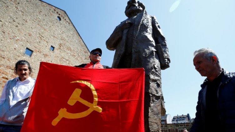 Бронзовият Маркс: Китай подари 4-метрова статуя на Трир