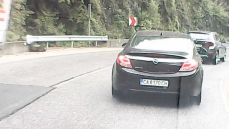 Броня в броня под дъжда: Рисково изпреварване край Чепеларе