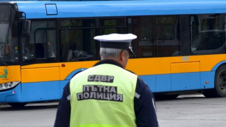 Плюене, псуване... нож в тролея! Намушкан младеж, мъж с белезници