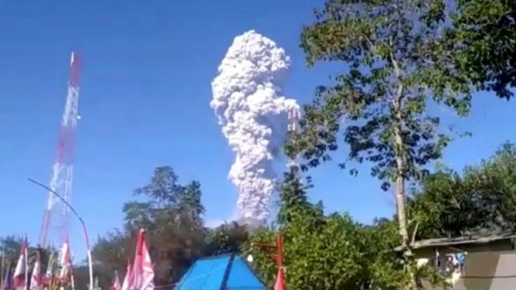 Можеш ли да спреш ти вулкана? Туристи разбраха на свой гръб