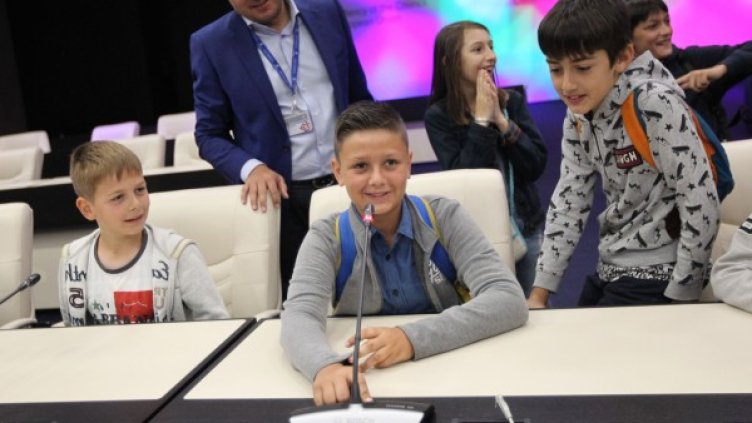 В стола на Макрон или креслото на Меркел – отворени врати в НДК