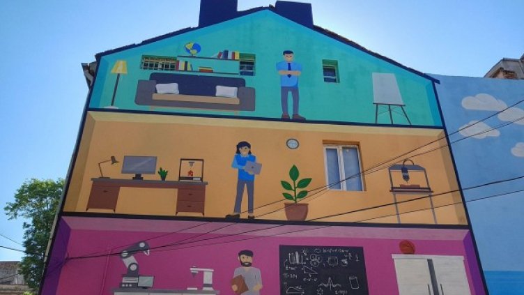 Сивота, погълната от цветове: Как една сграда "оживя"