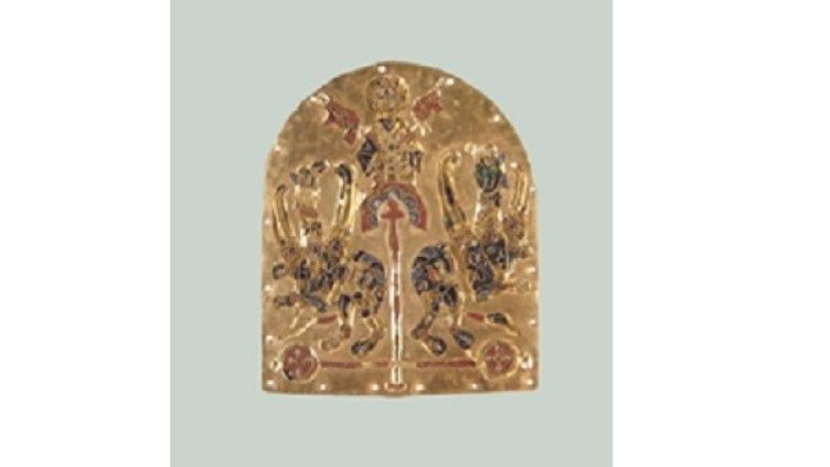 Двустранна огърлица от съкровището, изработена от злато, клетъчен емайл, планински кристал, аметисти. Снимка: Археологически музей Велики Преслав, museum-preslav.com
Наушници от злато, изумруди, аметисти, перли. Снимка: Археологически музей Велики Преслав, museum-preslav.com
Плочка от диадема -  злато, клетъчен емайл. Снимка: Археологически музей Велики Преслав, museum-preslav.com