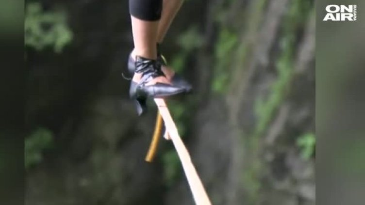 Състезание с токчета, по въже! На 1300 метра от Земята