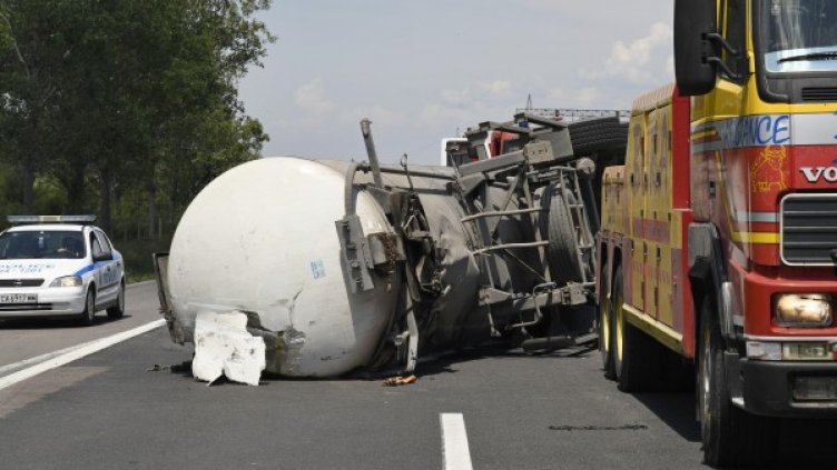 На "Тракия": Цистерната на пътя, задръстването &ndash; 5 км