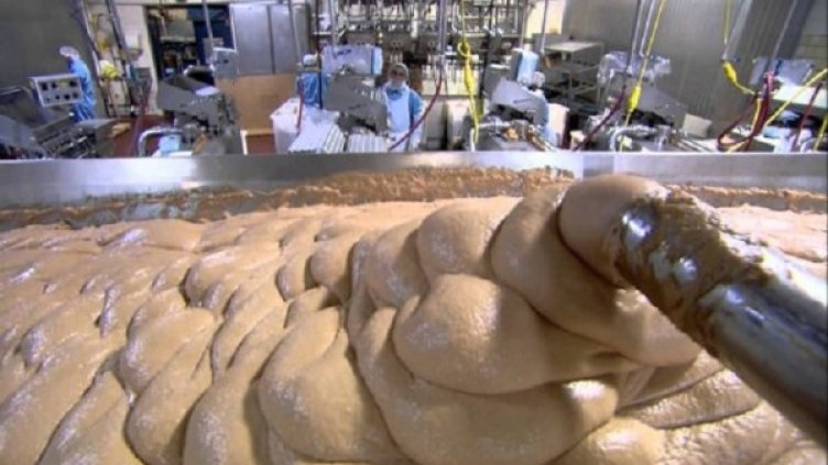 Пълнежът за кренвирши, смлян. Кадър: YouTube