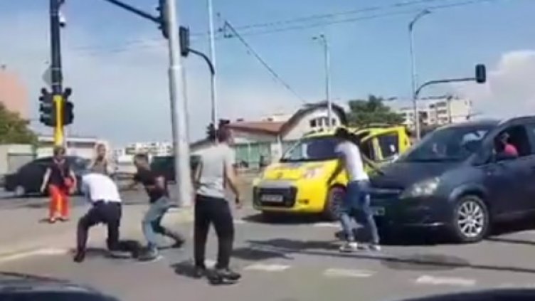 Кон, каруца, кола&hellip; кръстовище! Побой и псувни след ПТП