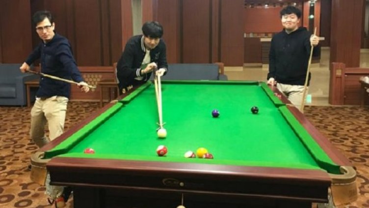 Китайският държавен балет - плакат за представлението и билет
Стаята на Алек в общежитието
Алек Сигли (вляво) със състуденти в общежитието