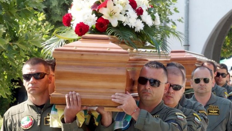 Последна почест: Изпратихме загиналите пилоти, МО ги повиши