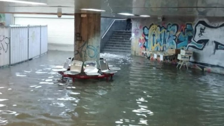 Подлезът при Орлов мост, входът към метрото е затворен. Снимка: Facebook