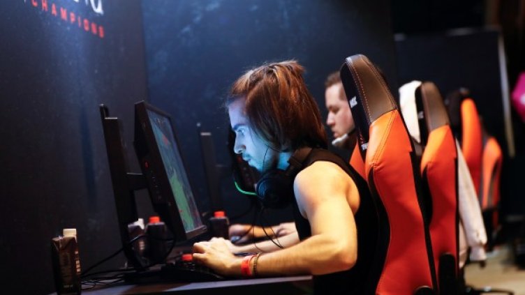 Участник в eSport турнира DreamHack Open Tours във Франция от тази година. Източник: Reuters