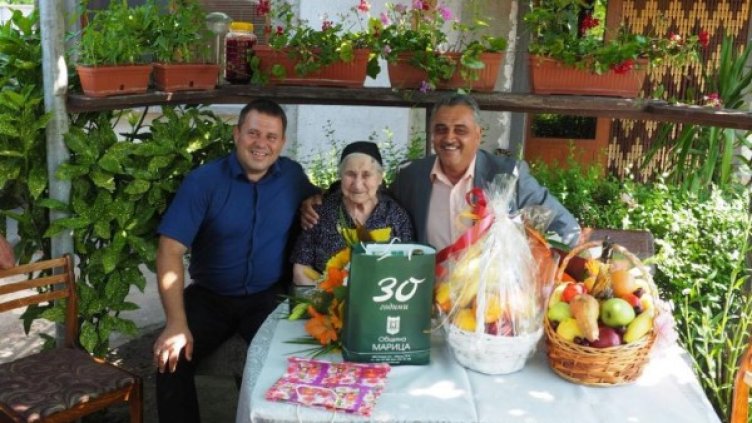 Баба Цветана с подаръците за юбилея. Снимка: Дарик