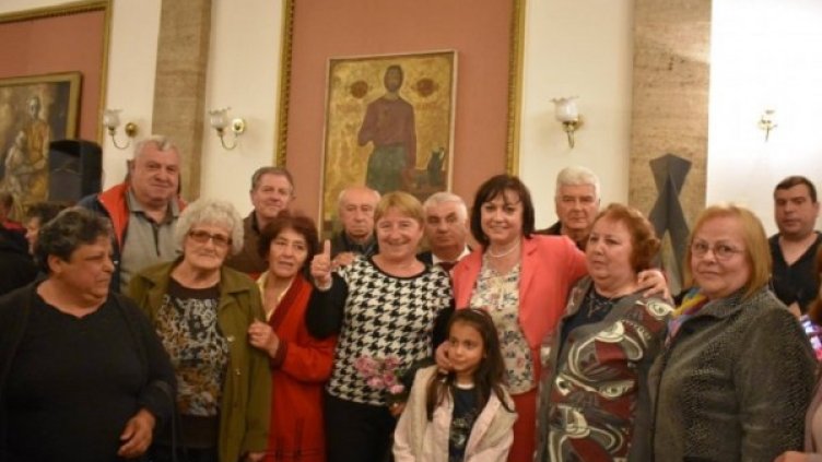 Нинова на среща с червени активисти в Перник. Снимка: БСП