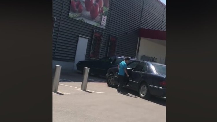 Мъж, жена и момче, което е зад&hellip; волана на Мерцедес!