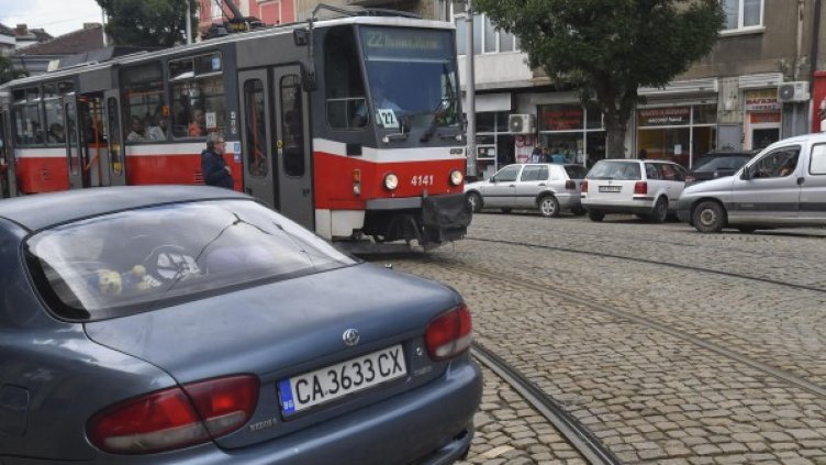 Карам, паркирам, блокирам&hellip; трамваите до Женския пазар