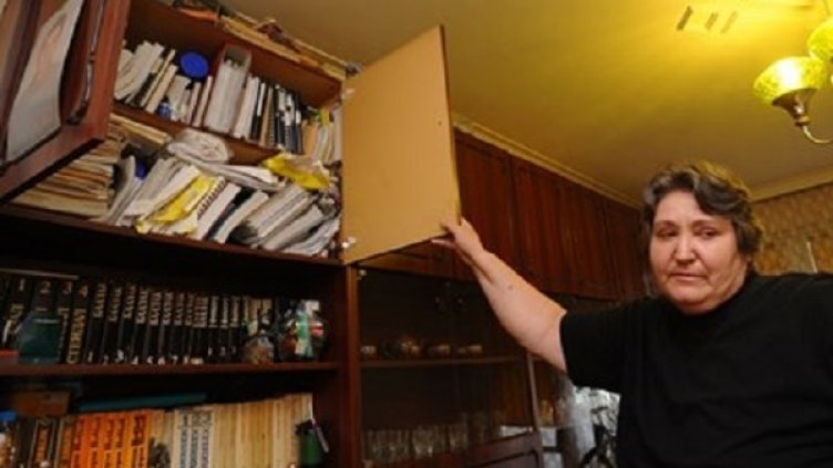 Майка му - Христина Стоянова, пази неговите записки и учебници от следването му по медицина. Снимка: "24 часа"