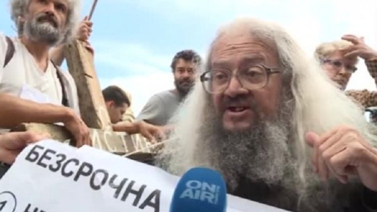 Протестиращи в подкрепа на Босия срещу фалшивите книжки