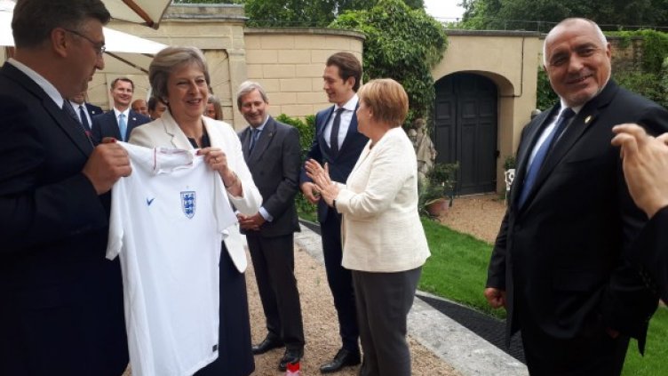 Лидерите се вълнуват и от футбол. Снимка: Правителствена пресслужба