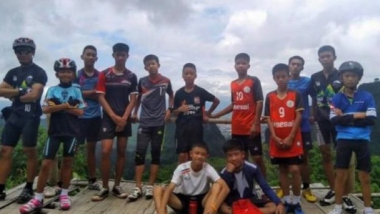 Треньорът с футболния отбор, част от които бяха блокирани в пещерата. Снимка: Facebook