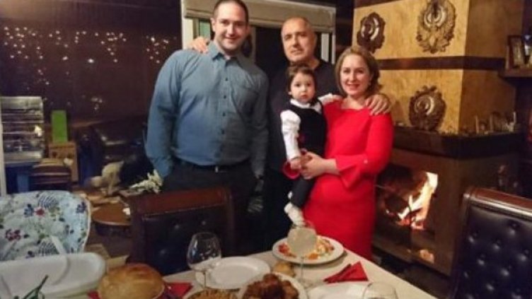 Премиерът с първия си внук. Снимка: Facebook