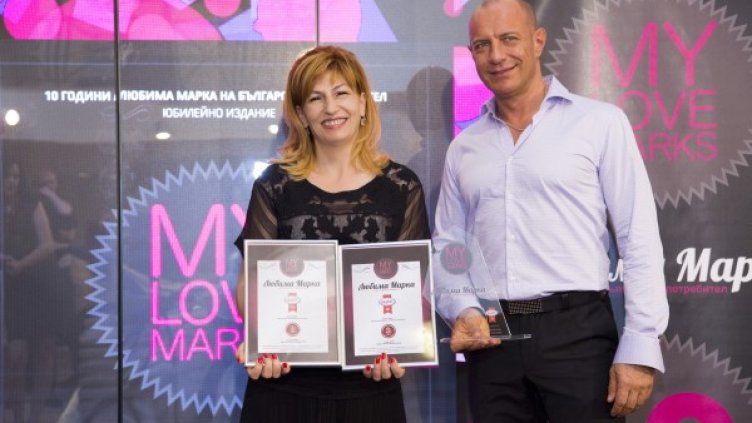 Даниела Авджиева, мениджър Фабрика за майонеза "Краси", с наградите в класацията "Любими марки"