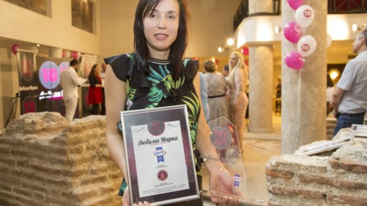 Бойка Модева с наградата за "Хисар" в класацията "Любими марки"