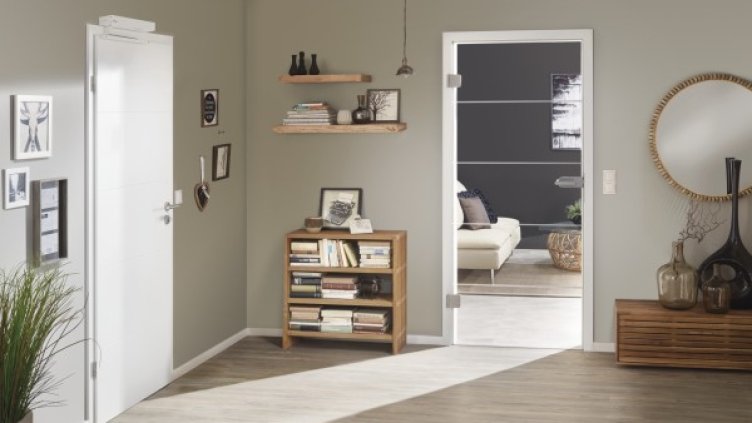 Изцяло остъклените врати допринасят   за повече светлина и простор в помещенията. Снимка: H&#246;rmann
Плъзгащите врати, като пестящо място решение, се предлагат най-вече за прехода от антрето или дневната към кухнята, защото не заемат място, стоейки отворени навътре в помещението. Снимка: H&#246;rmann
Снимка 3: За хармоничното комбиниране на дървени и стъклени врати някои мотиви се предлагат с общ дизайн. Снимка: H&#246;rmann