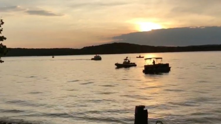 Спасителите продължават работа в езерото Тейбъл Рок. Снимка: Reuters