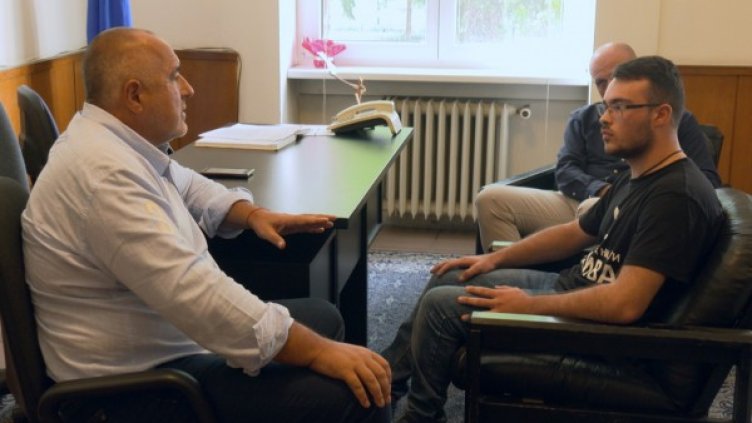 Пари ли? Лечение ли? Човечност ли? След срещата на премиера с Петър