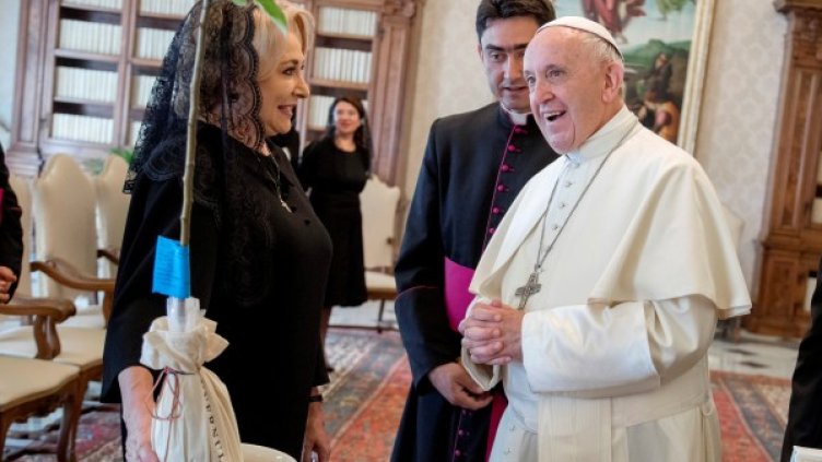 Виорика Дънчила на срещата си с папа Франциск. Снимка: архив, Reuters