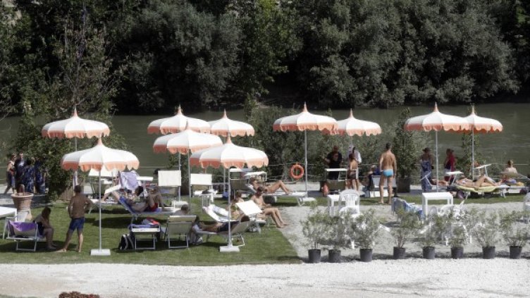 В средата на лятото римляни се сдобиха с плаж край Тибър