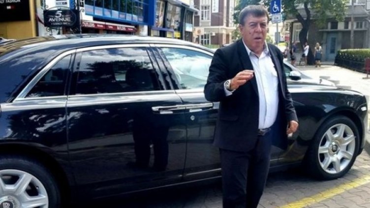 Къщата на Бенчо Бенчев в квартал "Меден рудник". Снимка: Булфото
Къщата на Бенчо Бенчев в квартал "Меден рудник". Снимка: Булфото
Бенчев с "Ролс-ройс"-а. Снимка: Facebook