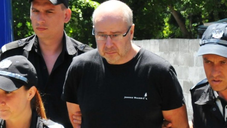 Полицаи водят Ралф Георг Сундберг към съдебната зала Снимка: Архив, Булфото