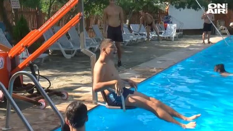 Плуването &ndash; път към прохождането: Треньор помага на деца с ДЦП