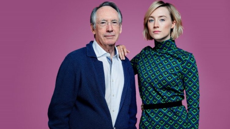 На плажа Чезъл" е с участието на ирландската актриса Сърша Ронан. Тук са Сърша и Иън. Снимка:  CineLibri