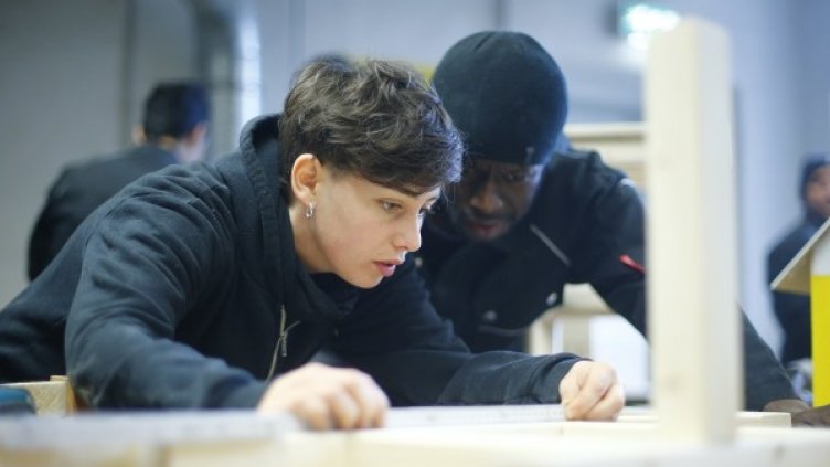 Инструктор води обучението на бежанец в Германия. Снимка: Архив Ройтерс