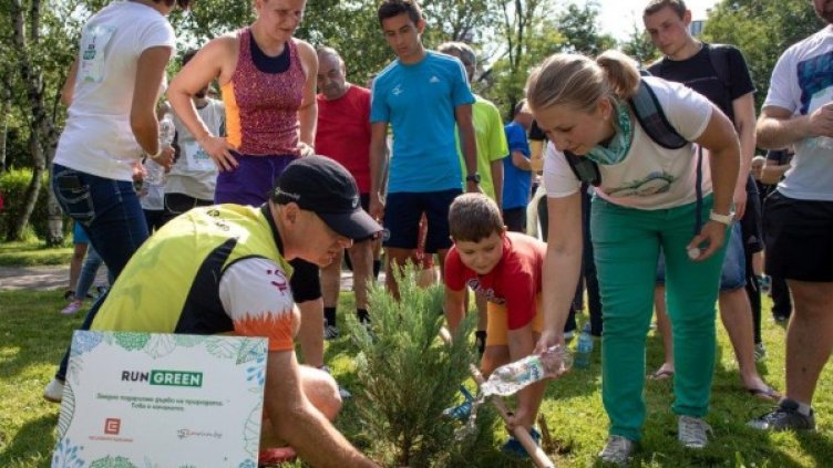 Зелена акция на ЧЕЗ: 366 дървета ще бъдат засадени в паркове в Западна България