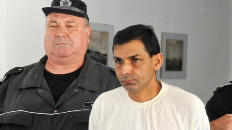 Водят Живко Петров към съдебната зала. Снимка: Булфото