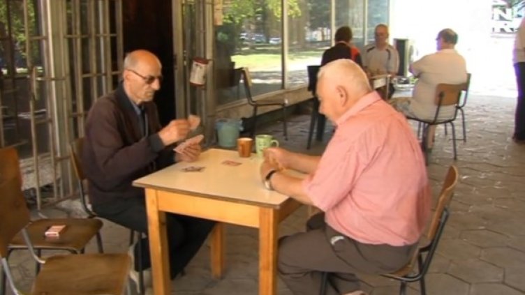 Пенсионерите и поскъпването: Дрехи имаме додето сме живи, за ядене да има…