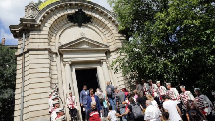 Тържествено честване на 133-тата годишнина от Съединението на Източна Румелия с Княжество България се състоя пред мавзолея-костница на княз Александър Първи Батенберг. Снимка: БТА