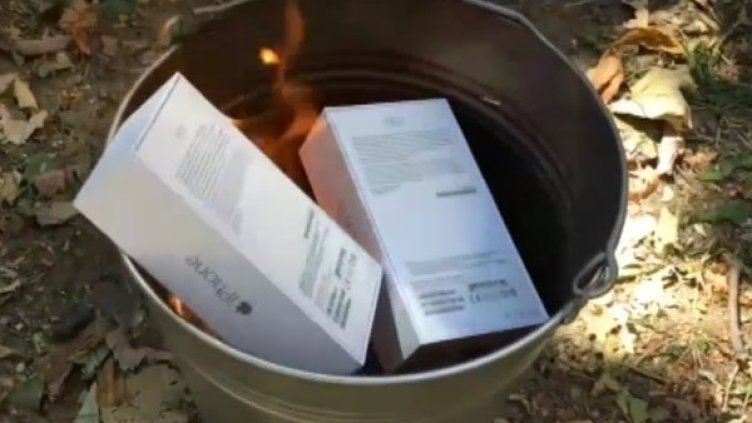 "Отрядите на Путин" с акция срещу Apple: Горят iPhone и iPad