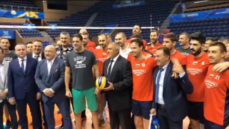 Премиерът се снима с волейболистите. Кадър: Facebook