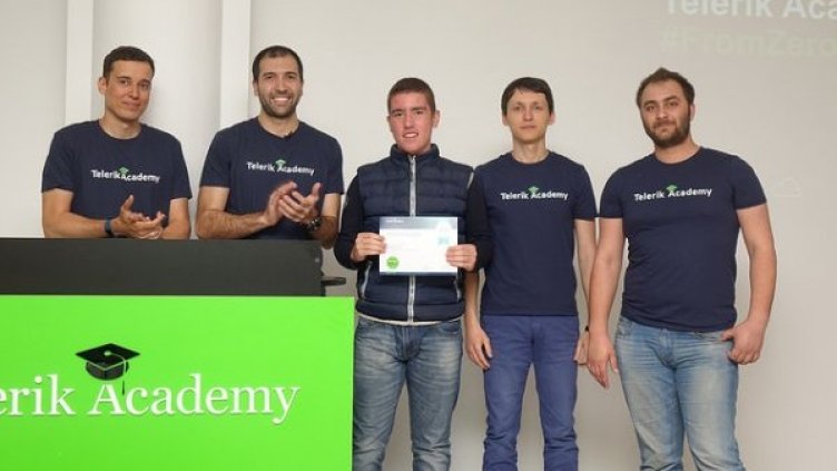 Бди, бъди, буди и боди... 17-годишно българче, първият нает от IT гигант