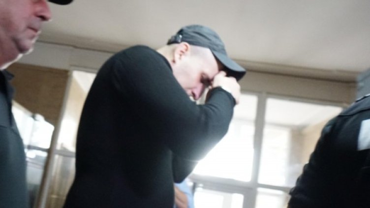 Полицаи водят Петър Здравков към съда. Снимка: Булфото