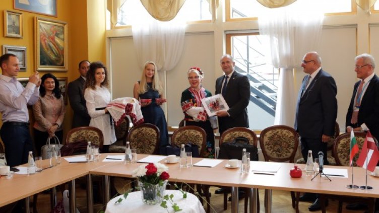 Радев в Рига: Активни отношения с българите в Латвия