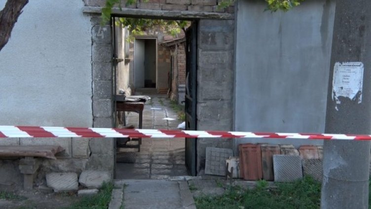 Полиция пред "Къщата на ужасите" в Каспичан. Снимка: Булфото