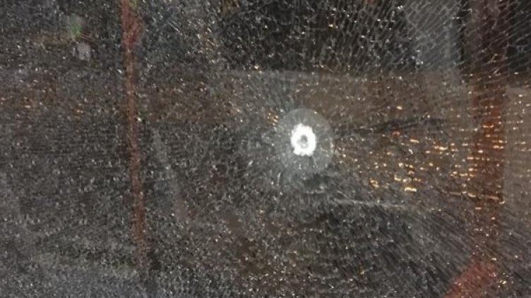 Не с прашка, а с въздушна пушка стреляно по... трамвая