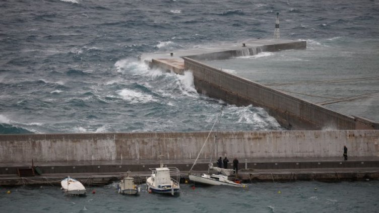 "Ксенофонт" вилнее: Затвори училища в Гърция, събори минаре...
