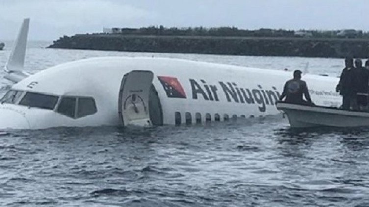 От пистата &ndash; директно в морето: Инцидент със самолет край Микронезия