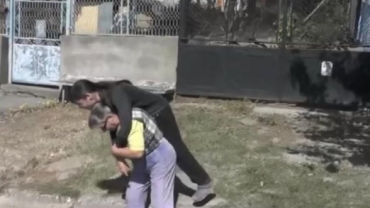 И до днес майката носи Зорница на гърба си. Снимка: Монитор